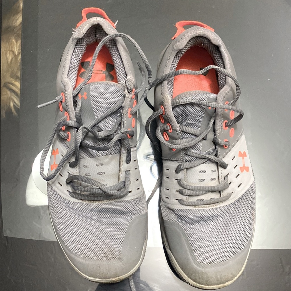 Tennis Under Amour, made in Vietnam. Size USA 10,UK 9. Grey. Fairly used.